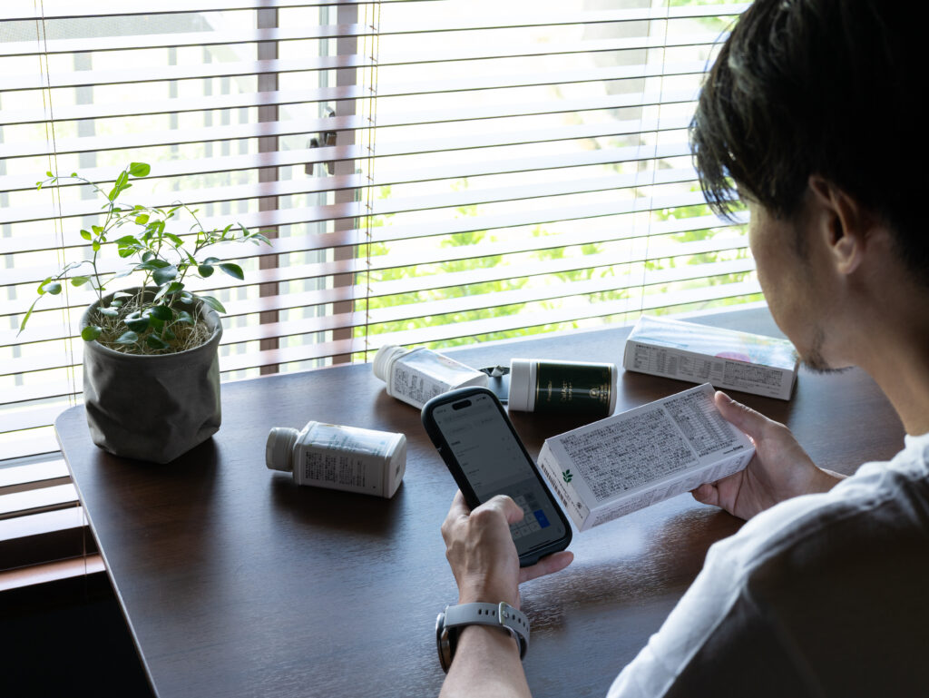 サプリの成分をスマホで調べる男性
