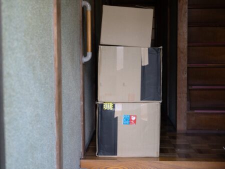 玄関に積まれた段ボール箱_ラベル削除